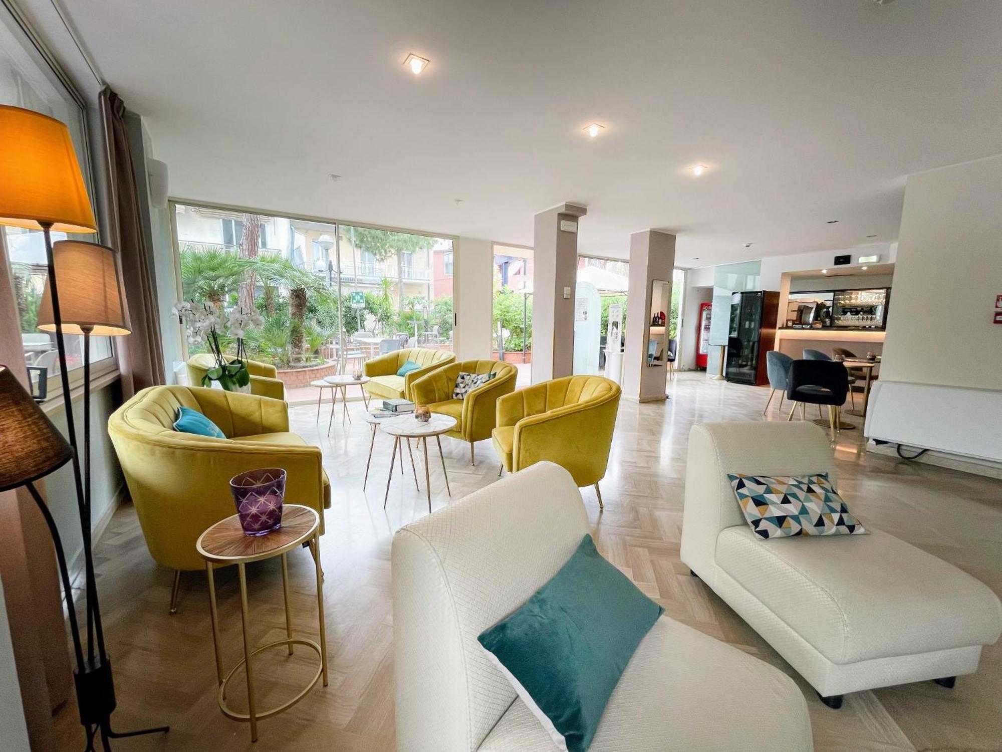 Aura Living 3*
